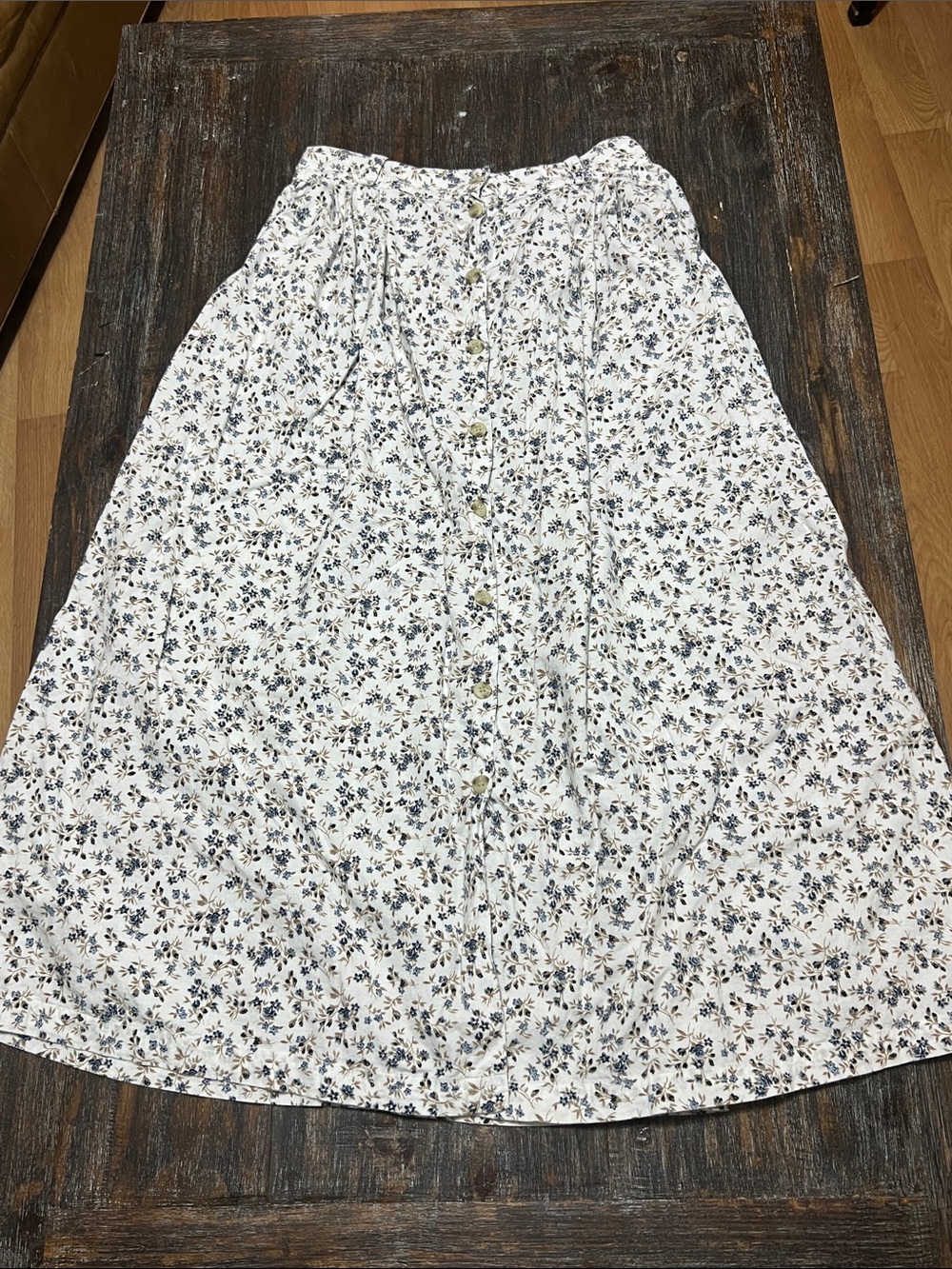 Vintage Button-Front Floral Midi Skirt in White and Blue. White Stag